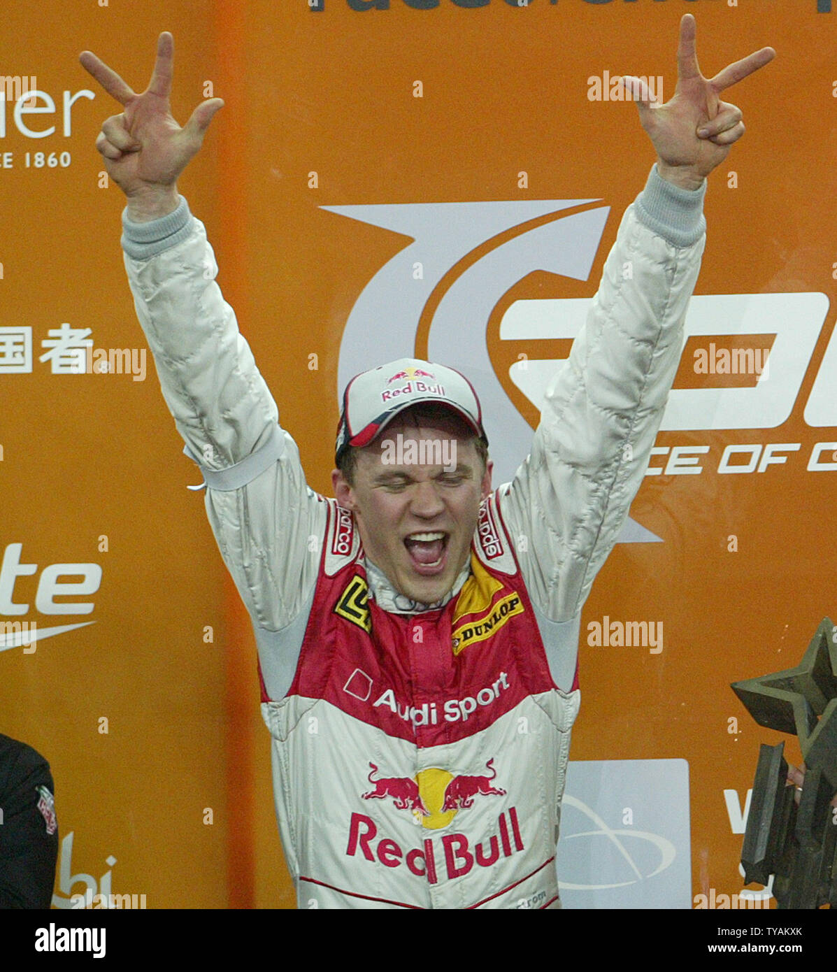 Le Suédois Mattias Ekstrom célèbre en battant l'Allemand Michael Schumacher en finale de la Course des champions au stade de Wembley à Londres le 16 décembre 2007. (Photo d'UPI/Hugo Philpott). Banque D'Images