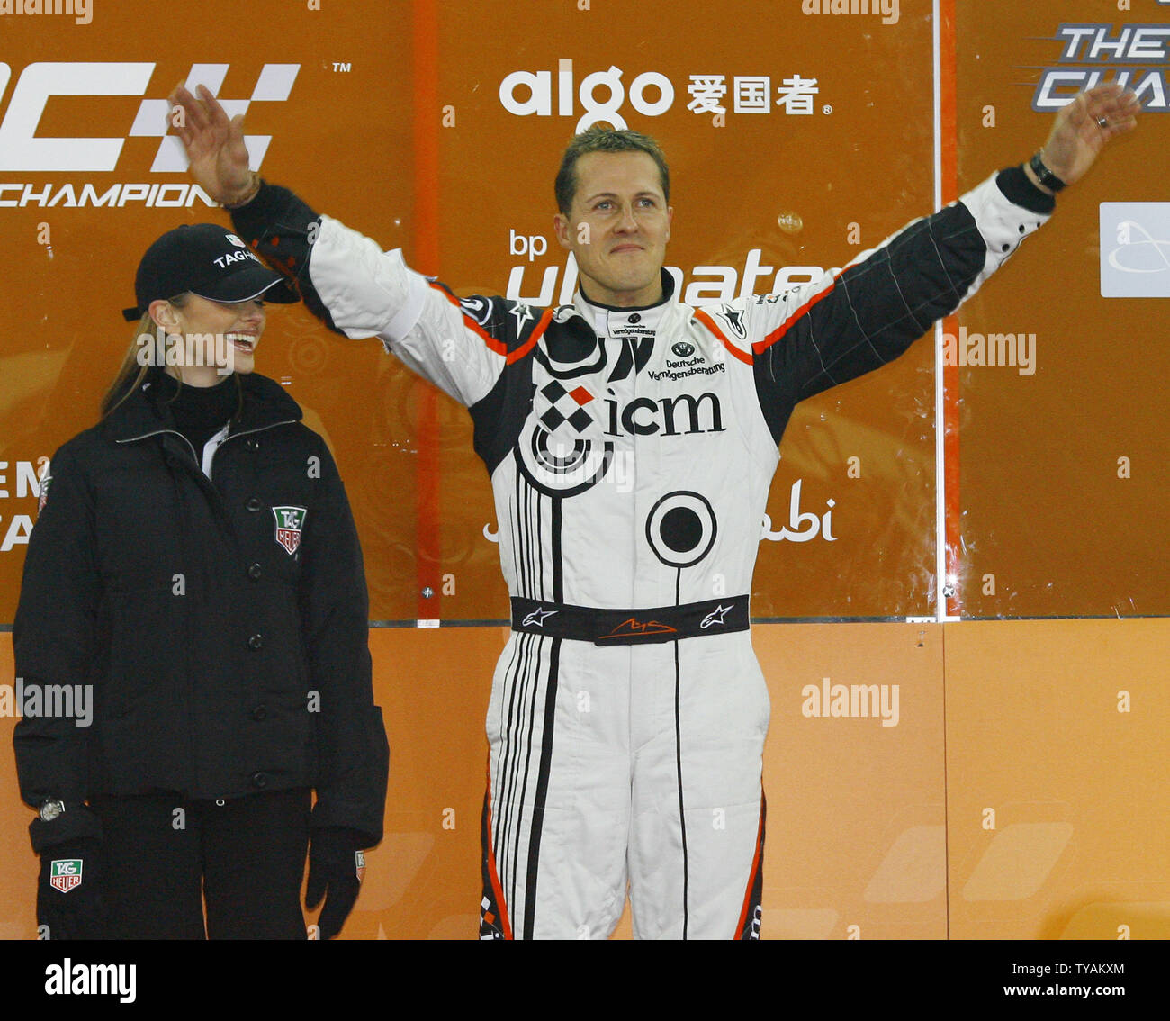 L'Allemand Michael Schumacher courbes à ses fans après son entrée en tant que runner-up dans la tête à tête finale de la Course des Champions à celui de la Suède Mattias Ekstrom au stade de Wembley à Londres le 16 décembre 2007. Schumacher remporte la coupe des nations avec son coéquipier allemand Sebastian Vittel. (Photo d'UPI/Hugo Philpott). Banque D'Images