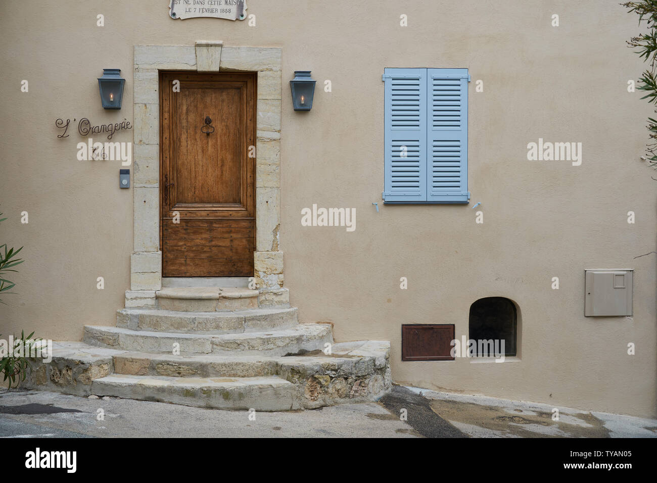 Paris, France - 03 Avril 2019 : le signe avec texte français sur la porte indique que le Commandant Lamy est né dans cette maison le 7 février à 18 Banque D'Images