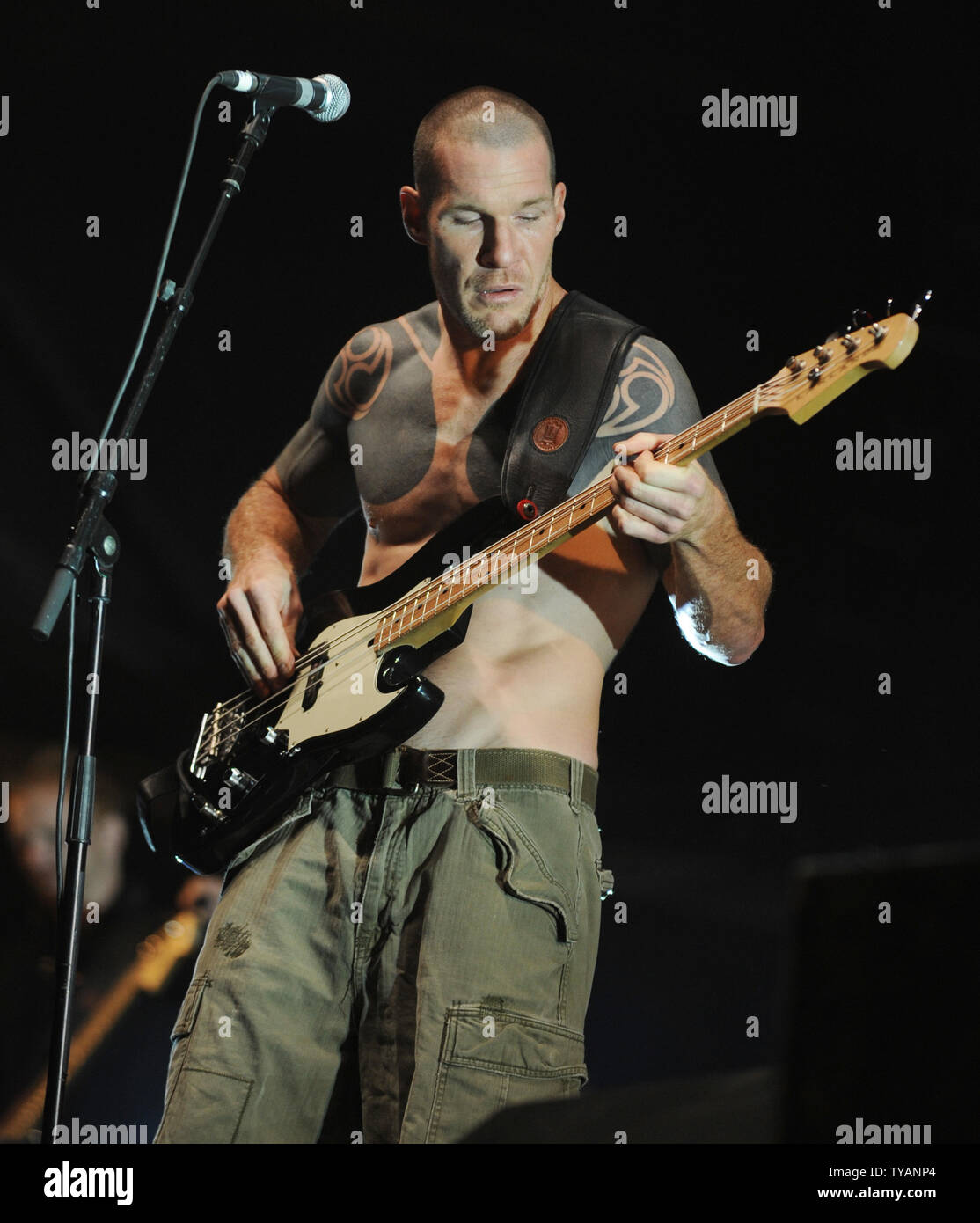 Bassiste américain Tim Commerford joue avec Rage Against The Machine au 'Leeds Festival' à Londres le 23 août 2008. (Photo d'UPI/Rune Hellestad) Banque D'Images Bassiste américain Tim Commerford joue avec Rage Against The Machine au 'Leeds Festival' à Londres le 23 août 2008. (Photo d'UPI/Rune Hellestad) Banque D'Images