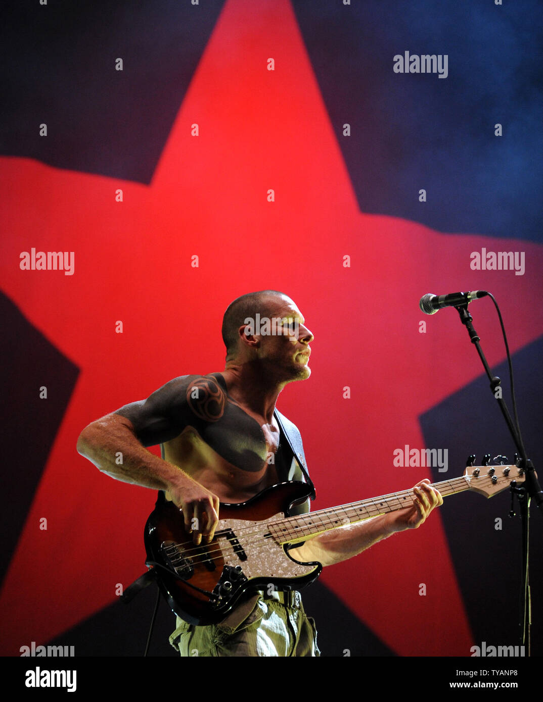 Bassiste américain Tim Commerford joue avec Rage Against The Machine au 'Leeds Festival' à Londres le 23 août 2008. (Photo d'UPI/Rune Hellestad) Banque D'Images