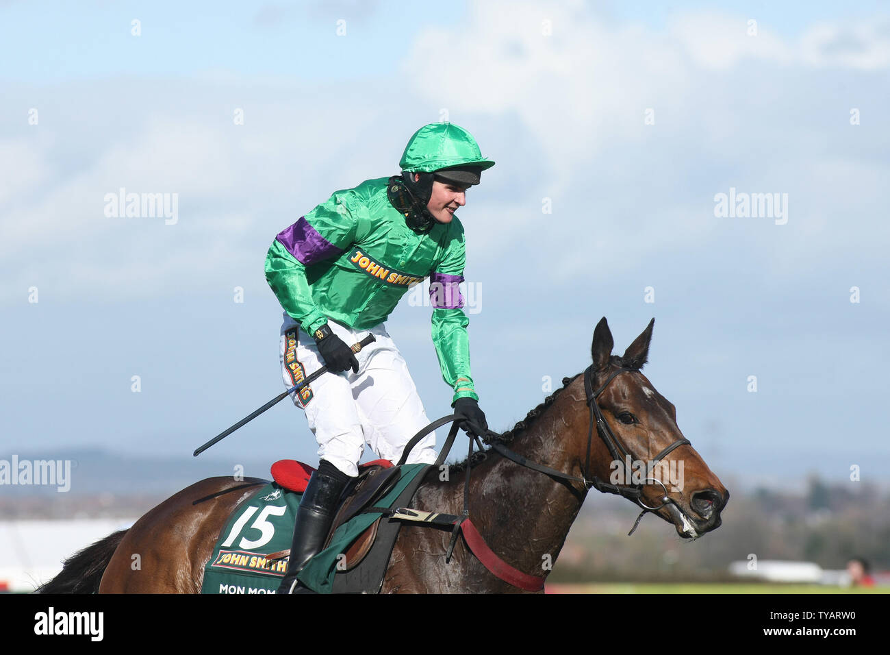 Jockey Liam Treadwell lève son bras comme il remporte le John Smith's Grand National 2009 sur son cheval de course Mon Mome à l'encontre de 100-1 à Aintree le samedi 04 avril 2009. (Photo d'UPI/Hugo Philpott) Banque D'Images