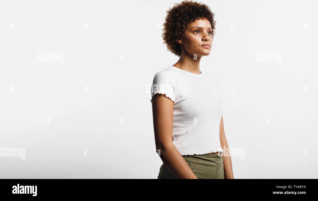 Portrait de femme isolé sur fond blanc. Vue latérale d'une femme avec les cheveux bouclés à la route. Banque D'Images