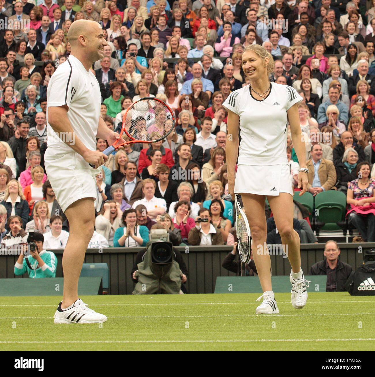 La star du tennis américain Andre Agassi joue un match de double mixte avec l'épouse Steffi Graf contre la Grande-Bretagne Tim Henman et Kim Clijsters. Le match a été joué à célébrer le premier jeu sur le nouveau court central de Wimbledon avec le toit complètement fermé le dimanche 17 mai 2009. (Photo d'UPI/Hugo Philpott) Banque D'Images