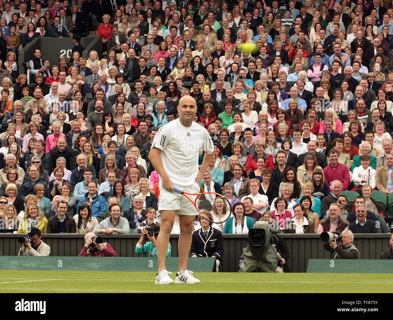 La star du tennis américain Andre Agassi joue un match de double mixte avec l'épouse Steffi Graf contre la Grande-Bretagne Tim Henman et Kim Clijsters. Le match a été joué à célébrer le premier jeu sur le nouveau court central de Wimbledon avec le toit complètement fermé le dimanche 17 mai 2009. (Photo d'UPI/Hugo Philpott) Banque D'Images