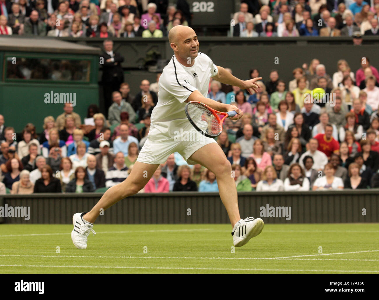 La star du tennis américain Andre Agassi renvoie une balle au cours d'un match de double mixte avec l'épouse Steffi Graf contre la Grande-Bretagne Tim Henman et Kim Clijsters. Le match a été joué à célébrer le premier jeu sur le nouveau court central de Wimbledon avec le toit complètement fermé le dimanche 17 mai 2009. (Photo d'UPi/Hugo Philpott) Banque D'Images