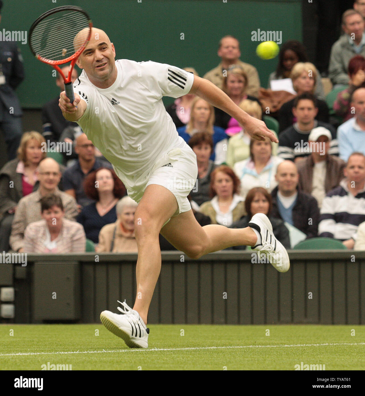 La star du tennis américain Andre Agassi renvoie une balle au cours d'un match de double mixte avec l'épouse Steffi Graf contre la Grande-Bretagne Tim Henman et Kim Clijsters. Le match a été joué à célébrer le premier jeu sur le nouveau court central de Wimbledon avec le toit complètement fermé le dimanche 17 mai 2009. (Photo d'UPi/Hugo Philpott) Banque D'Images