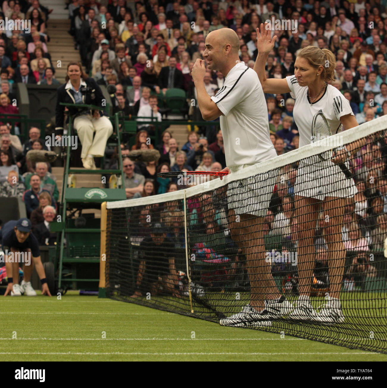 La star du tennis américain Andre Agassi et Steffi Graf femme jouer un match de double mixte contre la Grande-Bretagne Tim Henman et Kim Clijsters. Le match a été joué à célébrer le premier jeu sur le nouveau court central de Wimbledon avec le toit complètement fermé le dimanche 17 mai 2009. (Photo d'UPi/Hugo Philpott) Banque D'Images