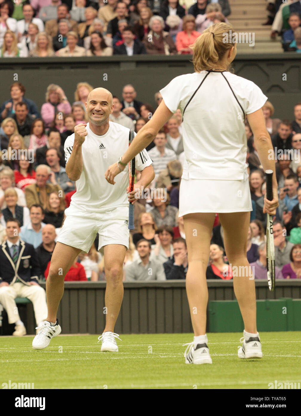 La star du tennis américain Andre Agassi célèbre gagner un point lors d'un match de double mixte avec l'épouse Steffi Graf contre la Grande-Bretagne Tim Henman et Kim Clijsters. Le match a été joué à célébrer le premier jeu sur le nouveau court central de Wimbledon avec le toit complètement fermé le dimanche 17 mai 2009. (Photo d'UPi/Hugo Philpott) Banque D'Images