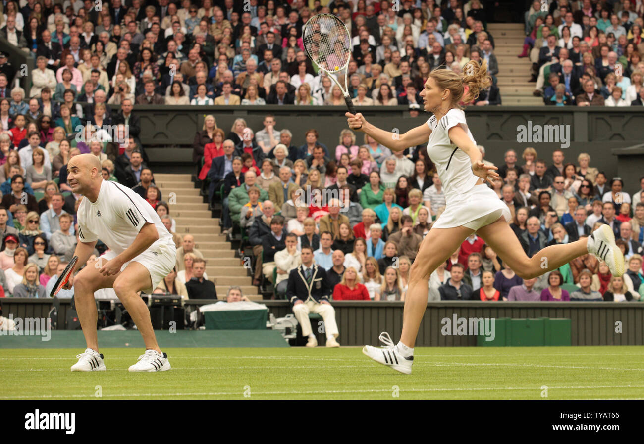La star du tennis américain Andre Agassi en action lors d'un match de double mixte avec l'épouse Steffi Graf contre la Grande-Bretagne Tim Henman et Kim Clijsters. Le match a été joué à célébrer le premier jeu sur le nouveau court central de Wimbledon avec le toit complètement fermé le dimanche 17 mai 2009. (Photo d'UPi/Hugo Philpott) Banque D'Images