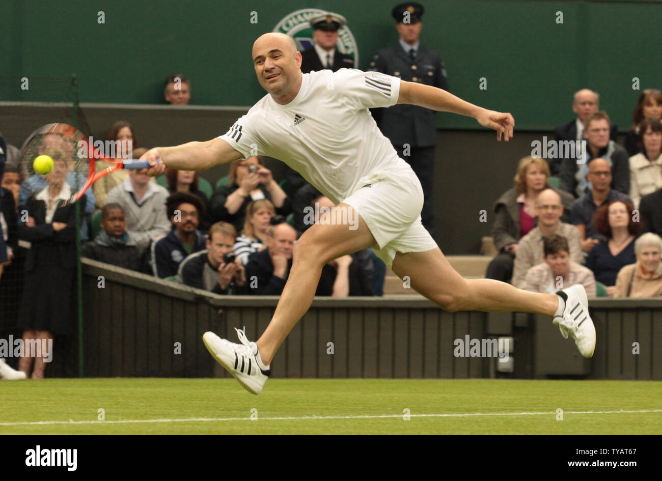 La star du tennis américain Andre Agassi renvoie une balle au cours d'un match de double mixte avec l'épouse Steffi Graf contre la Grande-Bretagne Tim Henman et Kim Clijsters. Le match a été joué à célébrer le premier jeu sur le nouveau court central de Wimbledon avec le toit complètement fermé le dimanche 17 mai 2009. (Photo d'UPi/Hugo Philpott) Banque D'Images