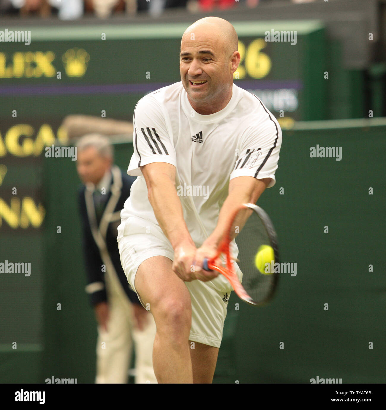La star du tennis américain Andre Agassi renvoie une balle au cours d'un match de double mixte avec l'épouse Steffi Graf contre la Grande-Bretagne Tim Henman et Kim Clijsters. Le match a été joué à célébrer le premier jeu sur le nouveau court central de Wimbledon avec le toit complètement fermé le dimanche 17 mai 2009. (Photo d'UPi/Hugo Philpott) Banque D'Images