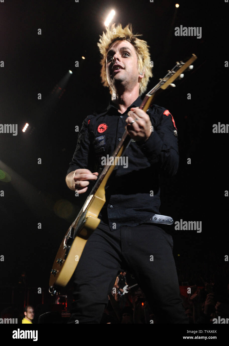 Chanteur/guitariste Billie Joe Armstrong effectue avec Green Day à la Wembley Arena de Londres le 1 novembre 2009. Rune Hellestad/UPI Banque D'Images