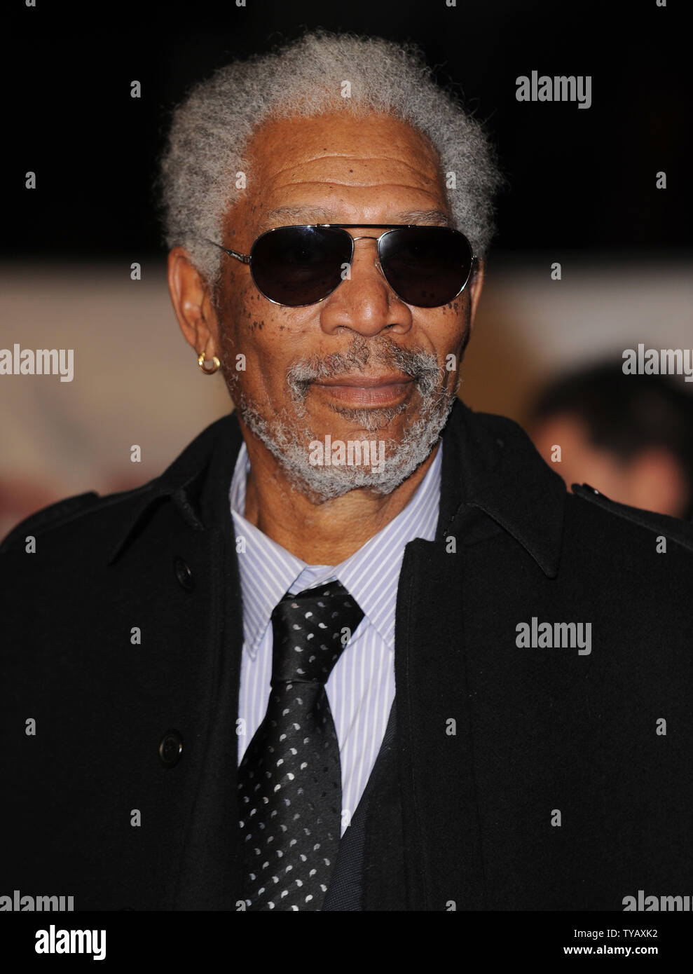 L'acteur américain Morgan Freeman assiste à la première de 'Invictus' à l'Odeon West End, Leicester Square à Londres le 31 janvier 2010. Rune Hellestad/UPI Banque D'Images