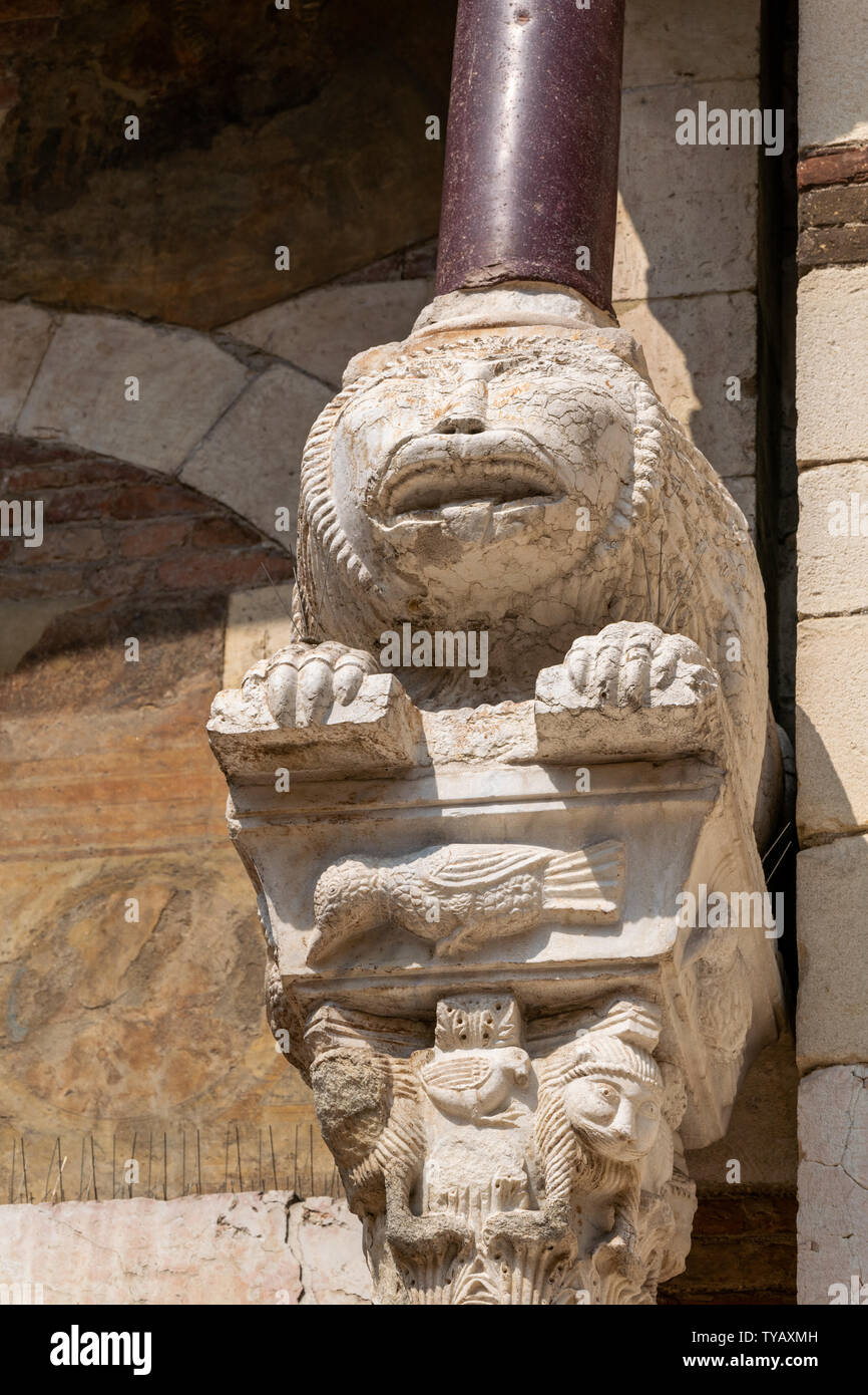 Lion à l'entrée sud du Duomo, Cathédrale Santa Maria Matricolare, Vérone, Italie Banque D'Images