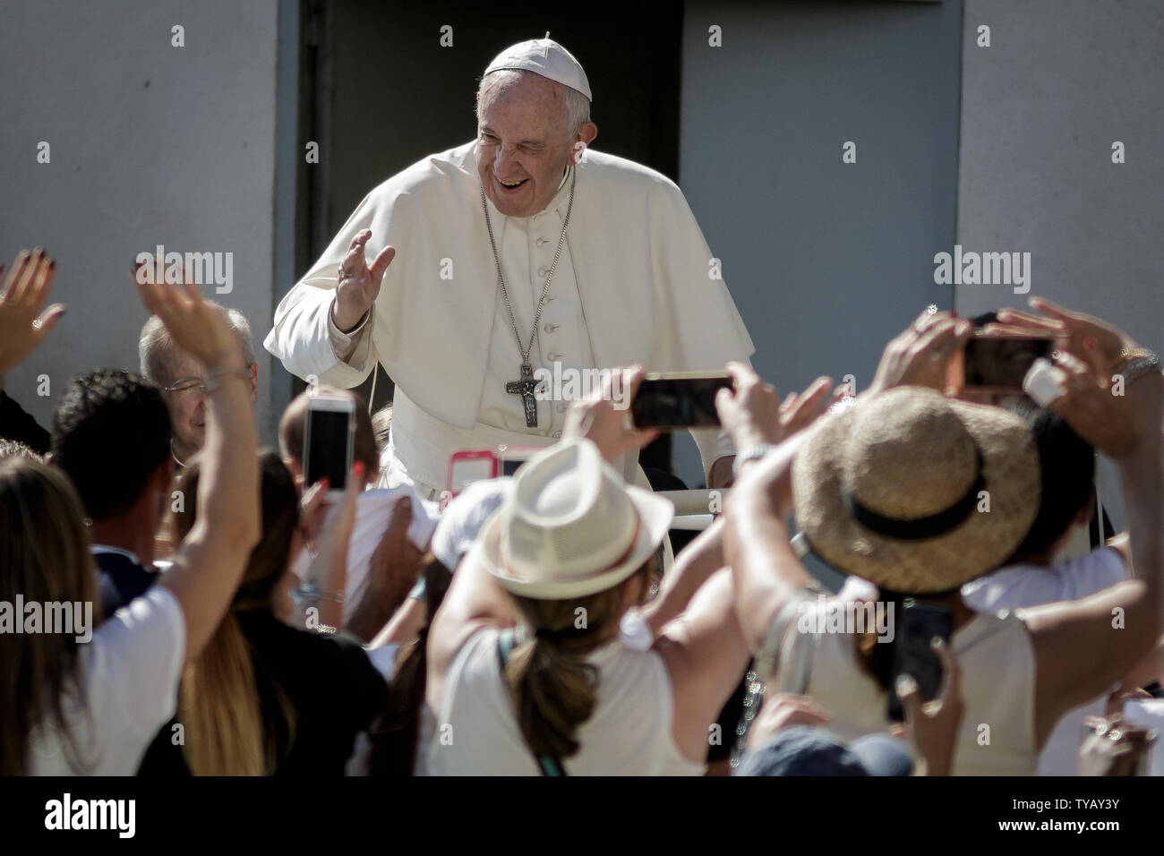 Cité du Vatican, Vatican. 26 Juin, 2019. Pape Francis dirige l'audience générale hebdomadaire sur la Place Saint Pierre. Credit : Giuseppe Ciccia/Alamy Live News Banque D'Images Cité du Vatican, Vatican. 26 Juin, 2019. Pape Francis dirige l'audience générale hebdomadaire sur la Place Saint Pierre. Credit : Giuseppe Ciccia/Alamy Live News Banque D'Images