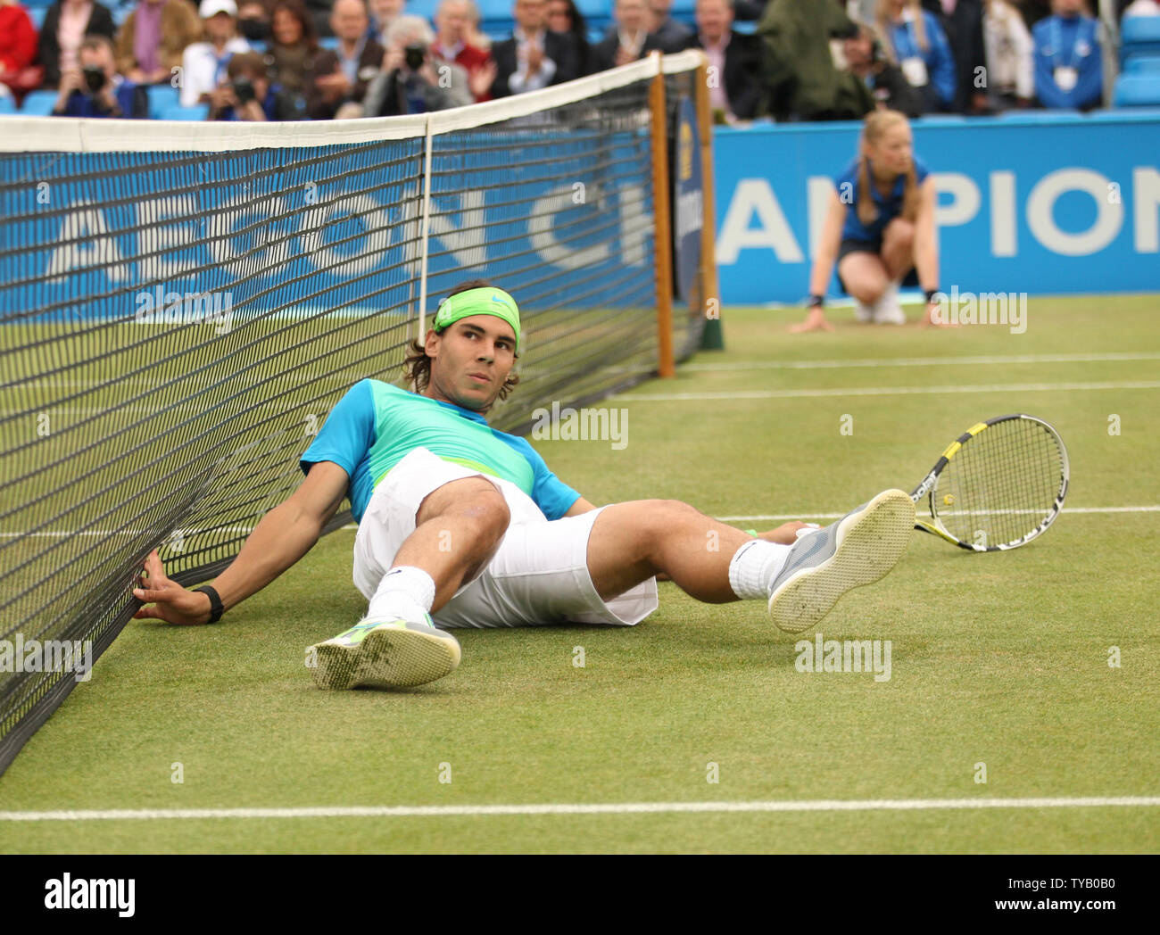 Rafael Nadal l'Espagne s'enfonce dans le filet pendant son quart de finale contre Feliciano Lopez au championnat Aegon à Londres.No 1 mondial Rafael Nadal a perdu le match 7-6, 6-4. UPI/Hugo Philpott Banque D'Images