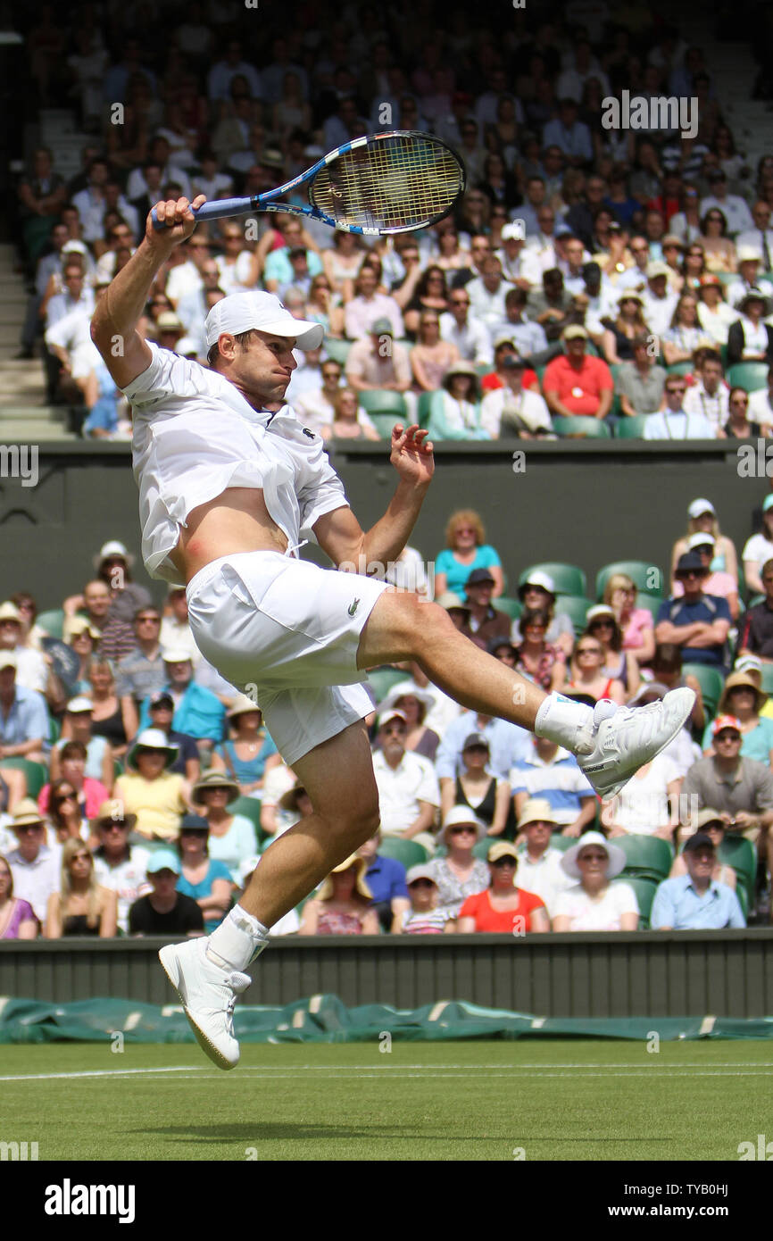 Andy Roddick américain au milieu de l'air dans son match contre la France, Michael Llodra sur le troisième jour de la Wimbledon Wimbledon dans le mercredi 23 juin 2010. UPI/Hugo Philpott Banque D'Images