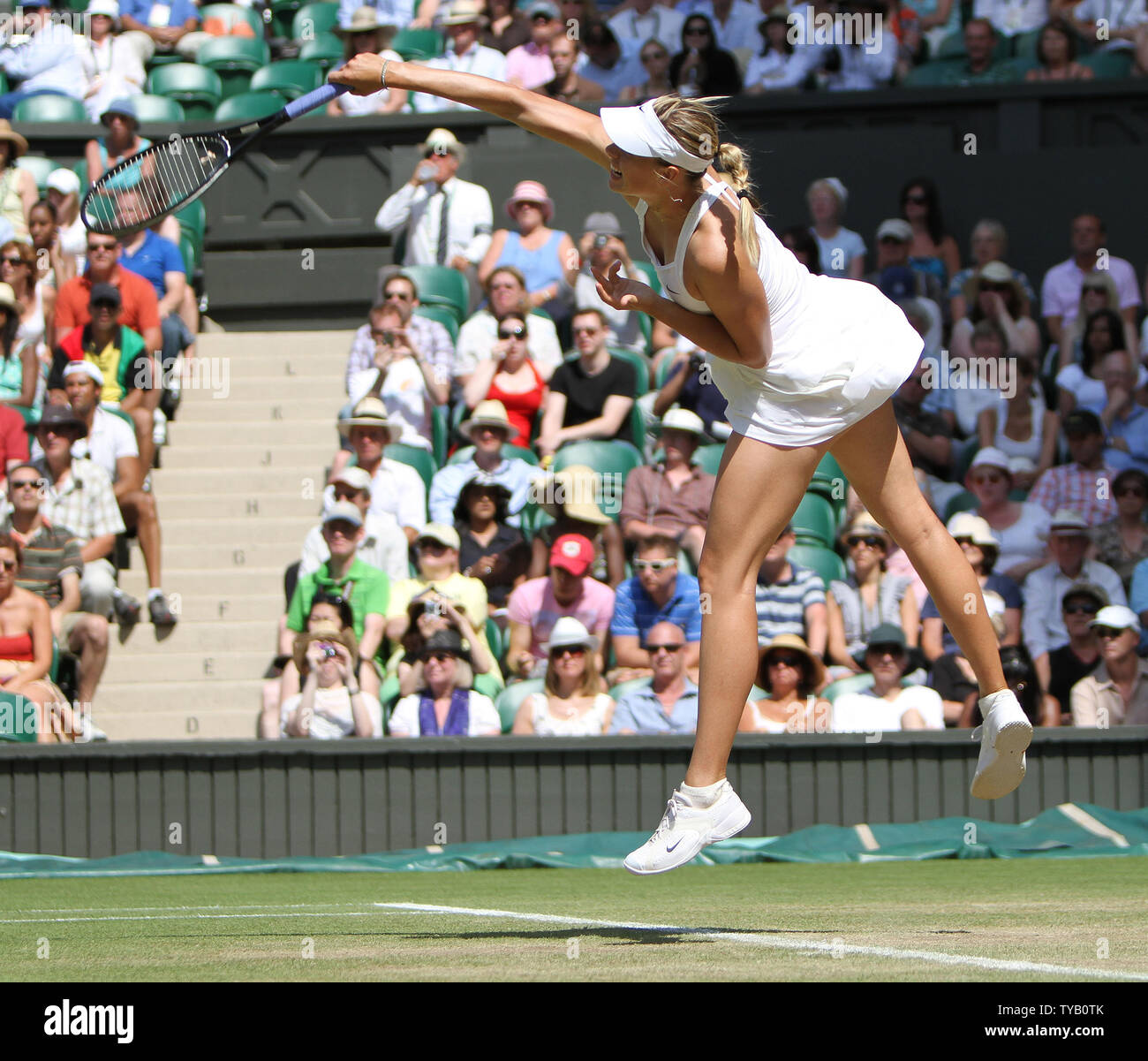 Maria Sharapova russe sert dans son match avec cuisine américaine Serena Williams sur le septième jour de la Wimbledon à Wimbledon le 28 juin 2010. UPI/Hugo Philpott Banque D'Images