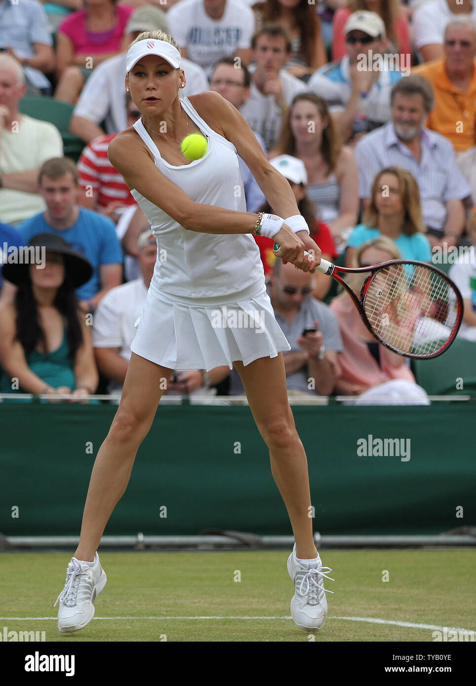 Le russe Anna Kournikova joue un revers dans sa correspondance avec invitation Suisse partenaire Martina Hingis au Wimbledon championships à Wimbledon, le 29 juin 2010. UPI/Hugo Philpott Banque D'Images