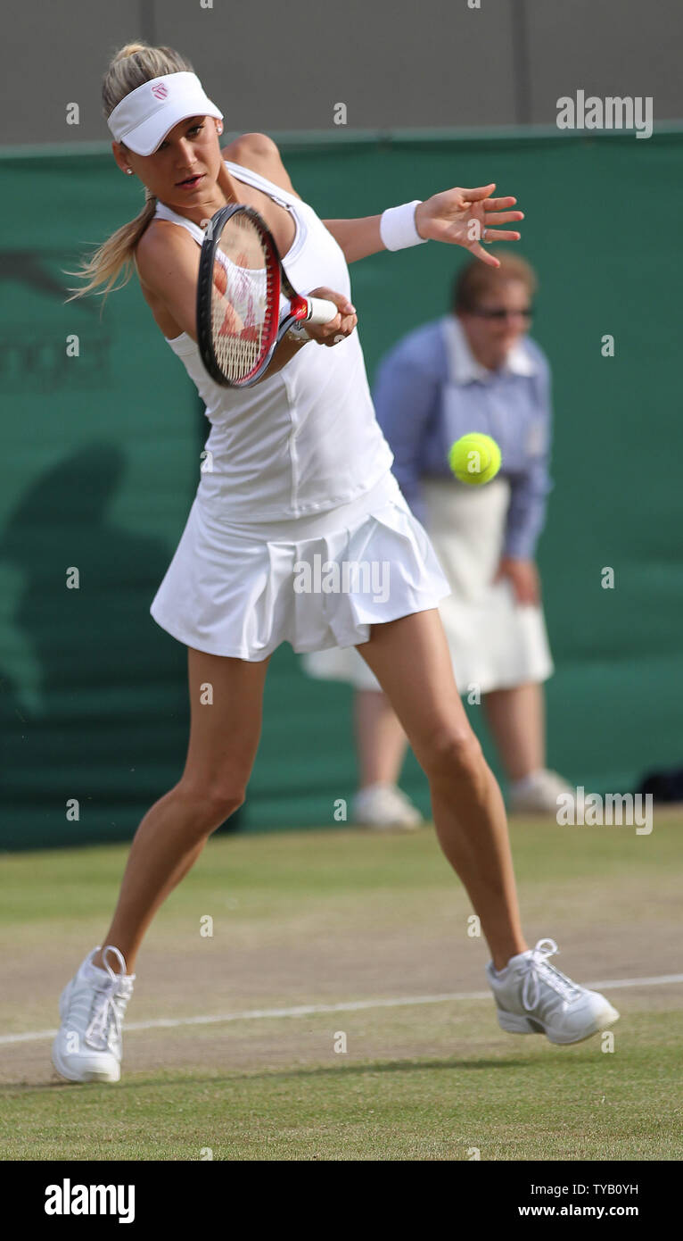 Le russe Anna Kournikova joue un match sur invitation dans son coup droit avec Swiss partenaire Martina Hingis au Wimbledon championships à Wimbledon, le 29 juin 2010. UPI/Hugo Philpott Banque D'Images