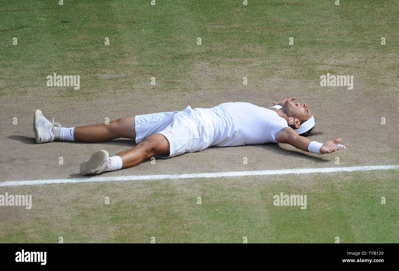 Rafael Nadal l'Espagne célèbre remportant la finale hommes contre République tchèque Thomas Berdych au Wimbledon championships à Wimbledon le 4 juillet 2010.Nadal battre Berdych 6-3, 7-5, 6-4. UPI/Hugo Philpott Banque D'Images