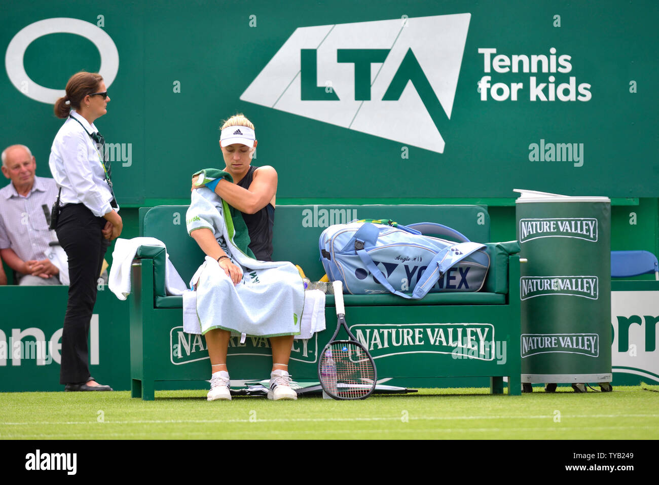 Angelique Kerber (Ger) entre les jeux à la Nature Valley International tennis dans le Devonshire Park. 25 juin. Eastbourne, Angleterre, Banque D'Images