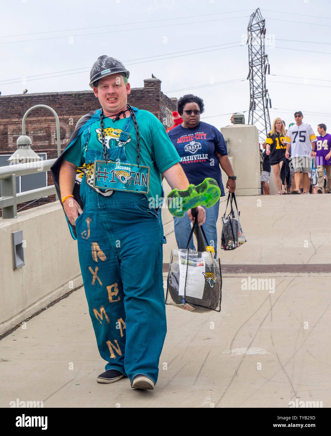 Caucasian middle aged man wearing Jacksonville Jaguars sur John Seigenthaler couleurs de l'équipe passerelle pour piétons, de NFL 2019 Nashville, Tennessee, USA. Banque D'Images