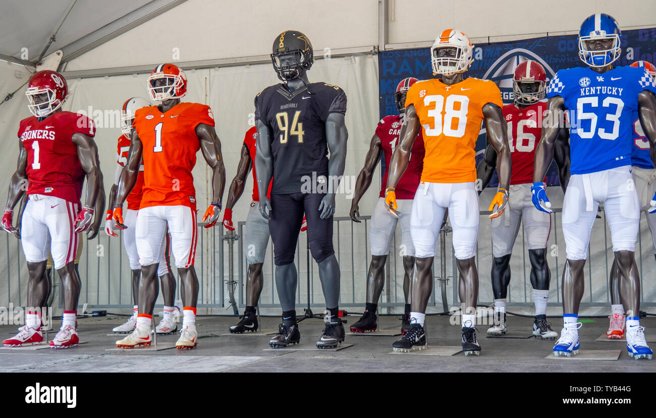 Des mannequins vêtus de l'uniforme de l'équipe de football collégial à NFL Draft 2019 Nissan Stadium, Nashville, Tennessee, USA. Banque D'Images