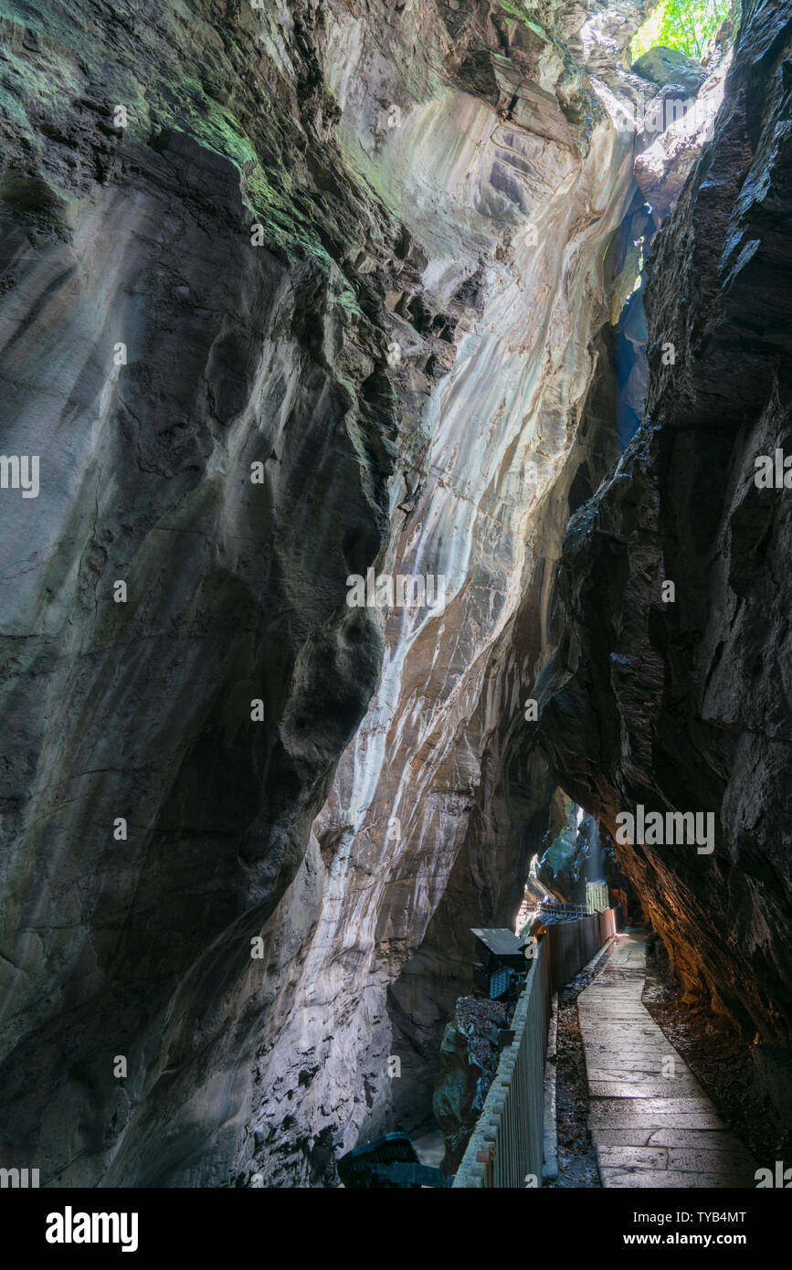 La fente étroite gorge canyon avec un ruisseau sauvage et une passerelle en bois sur le côté dans la vallée de la Tamina près de Bad Ragaz Banque D'Images