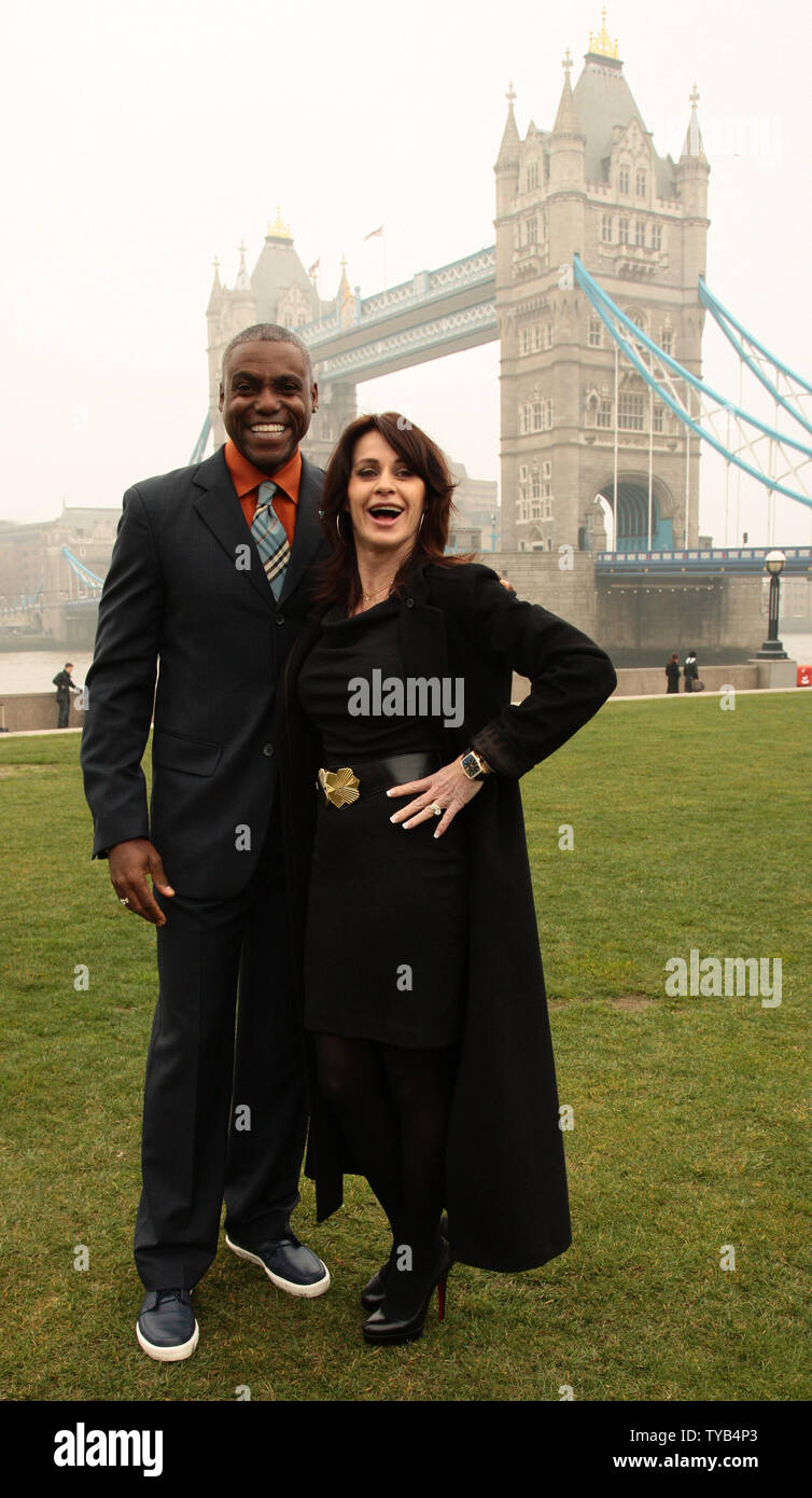 L'Olympien américain Carl Lewis pose avec l'Olympienne Roumaine Nadia Comaneci lors d'un photocall à lancer aux Jeux Olympiques 2012 Billets en vente aujourd'hui à l'Hôtel de ville,Londres le 15 mars 2011. UPI/Hugo Philpott Banque D'Images