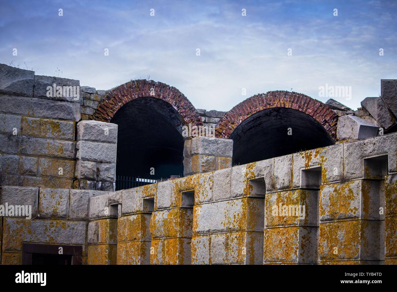 Grande structure gris en grès avec moule jaune et arches Banque D'Images