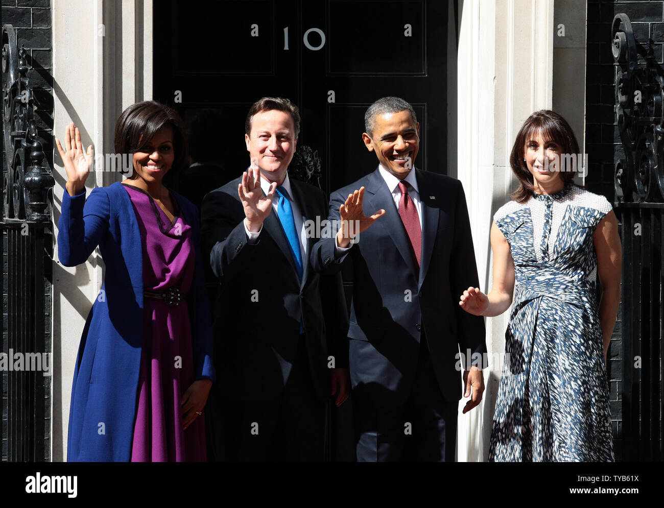 L-R La Première Dame Michelle Obama, le Premier ministre britannique, David Cameron, le président américain Barack Obama et Samantha Cameron réunit au n° 10 Downing St lors d'une visite d'Etat de trois jours au Royaume-Uni, à Londres, le mardi 24 mai 2011. UPI/Hugo Philpott. Banque D'Images