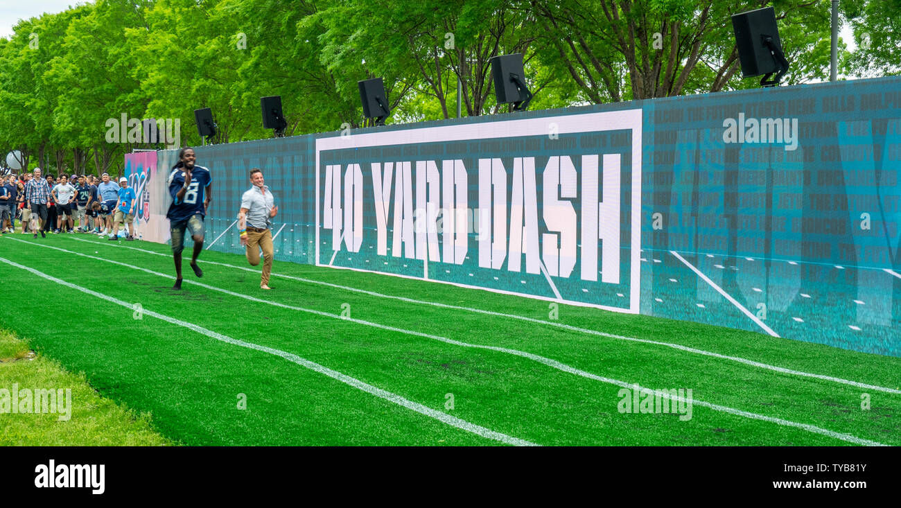 Deux hommes dans une course sprint le 40 verges à la NFL Draft 2019 Nissan Stadium, Nashville, Tennessee, USA. Banque D'Images