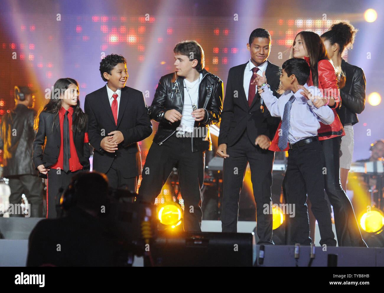 Le chanteur américain Michael Jackson, Blanket Jackson Prince enfants Jackson et Paris Jackson sur scène au Millennium Stadium à Cardiff le 8 octobre 2011. Rune Hellestad/UPI Banque D'Images