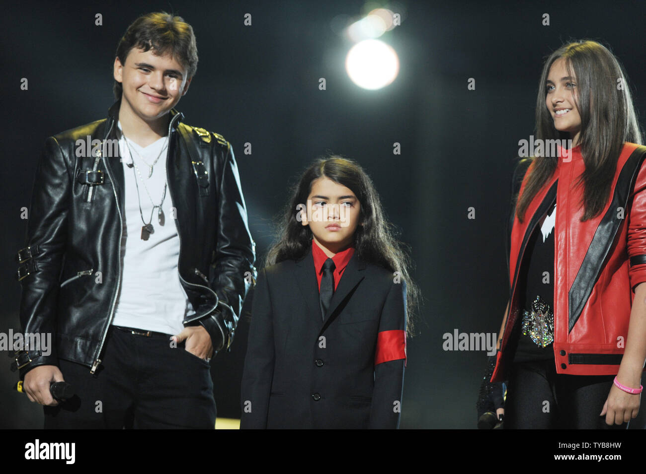 Le chanteur américain Michael Jackson, Blanket Jackson Prince enfants Jackson et Paris Jackson sur scène au Millennium Stadium à Cardiff le 8 octobre 2011. Rune Hellestad/UPI Banque D'Images