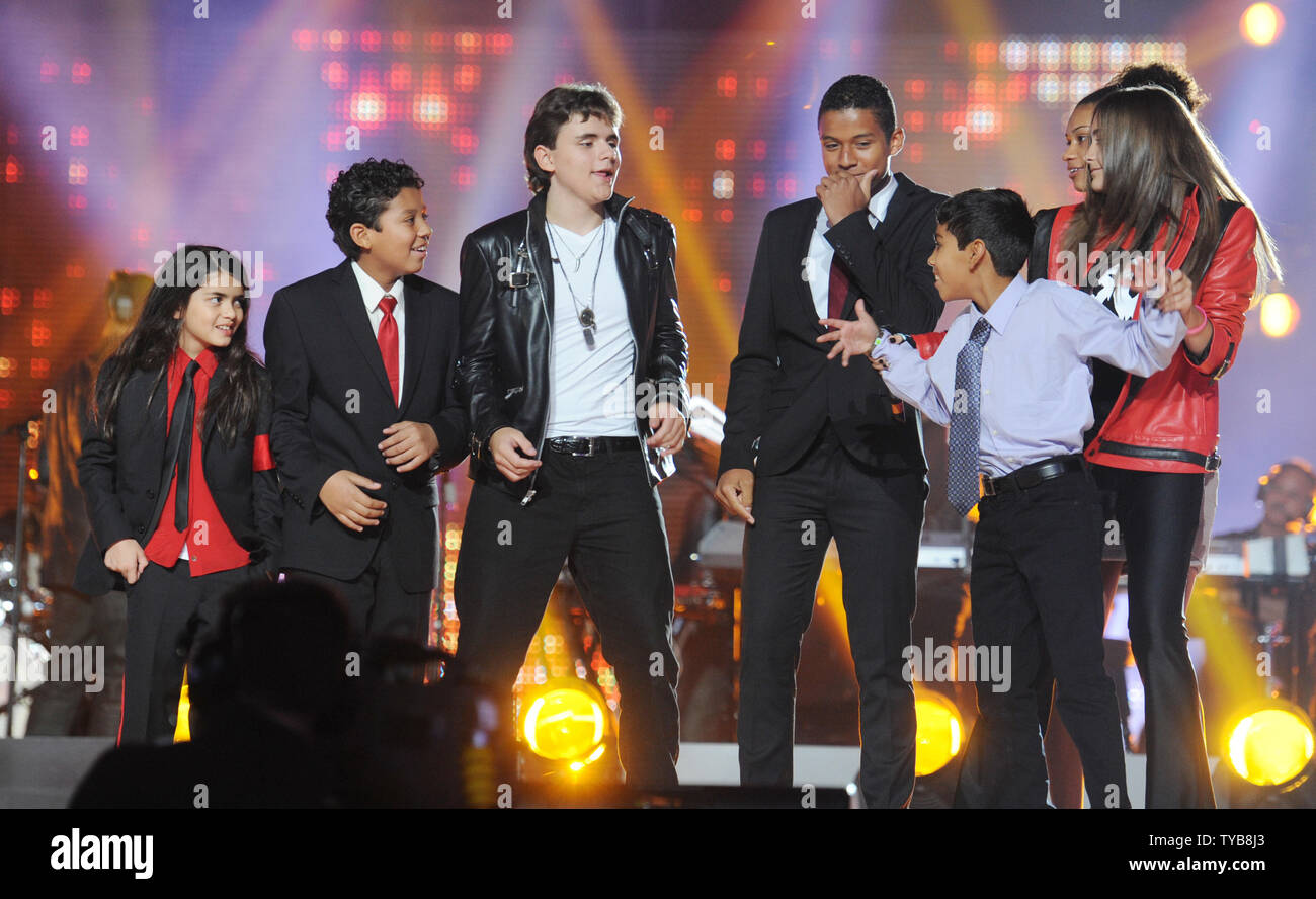 Le chanteur américain Michael Jackson, Blanket Jackson Prince enfants Jackson et Paris Jackson sur scène au Millennium Stadium à Cardiff le 8 octobre 2011. Rune Hellestad/UPI Banque D'Images