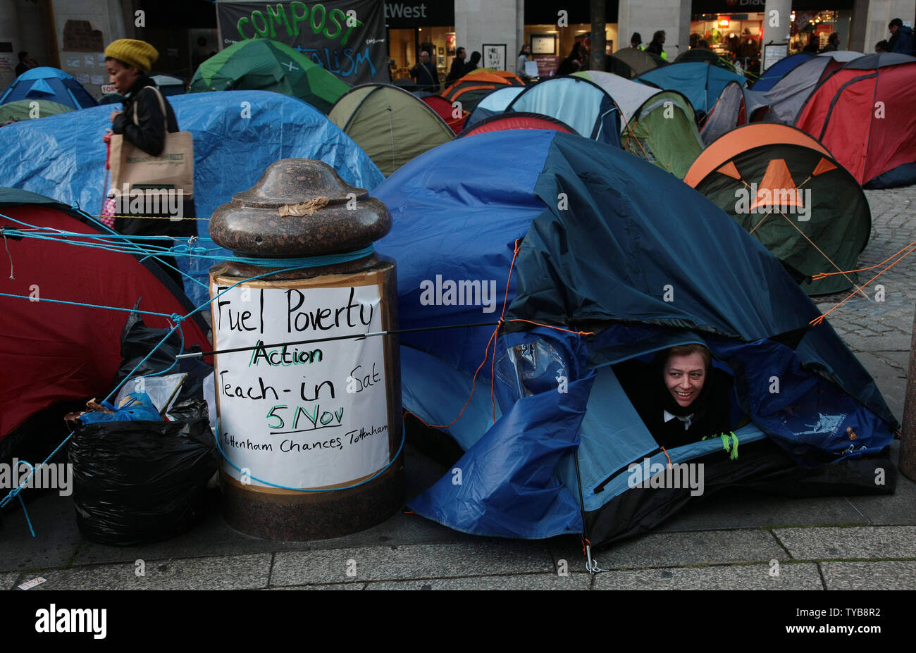 Un anti-capitaliste pairs hors de sa tente à l'extérieur de la cathédrale St.Pauls le quatrième jour d'un mouvement de protestation qui déferle à travers le monde contre les injustices du système bancaire mondial à Londres, le mardi 18 octobre 2011. Environ 150 tentes ont maintenant été mis en place dans la région de St.Pauls Square à côté de la Bourse de Londres avec la manifestation devrait augmenter dans les prochains jours. UPI/HugoPhilpott Banque D'Images