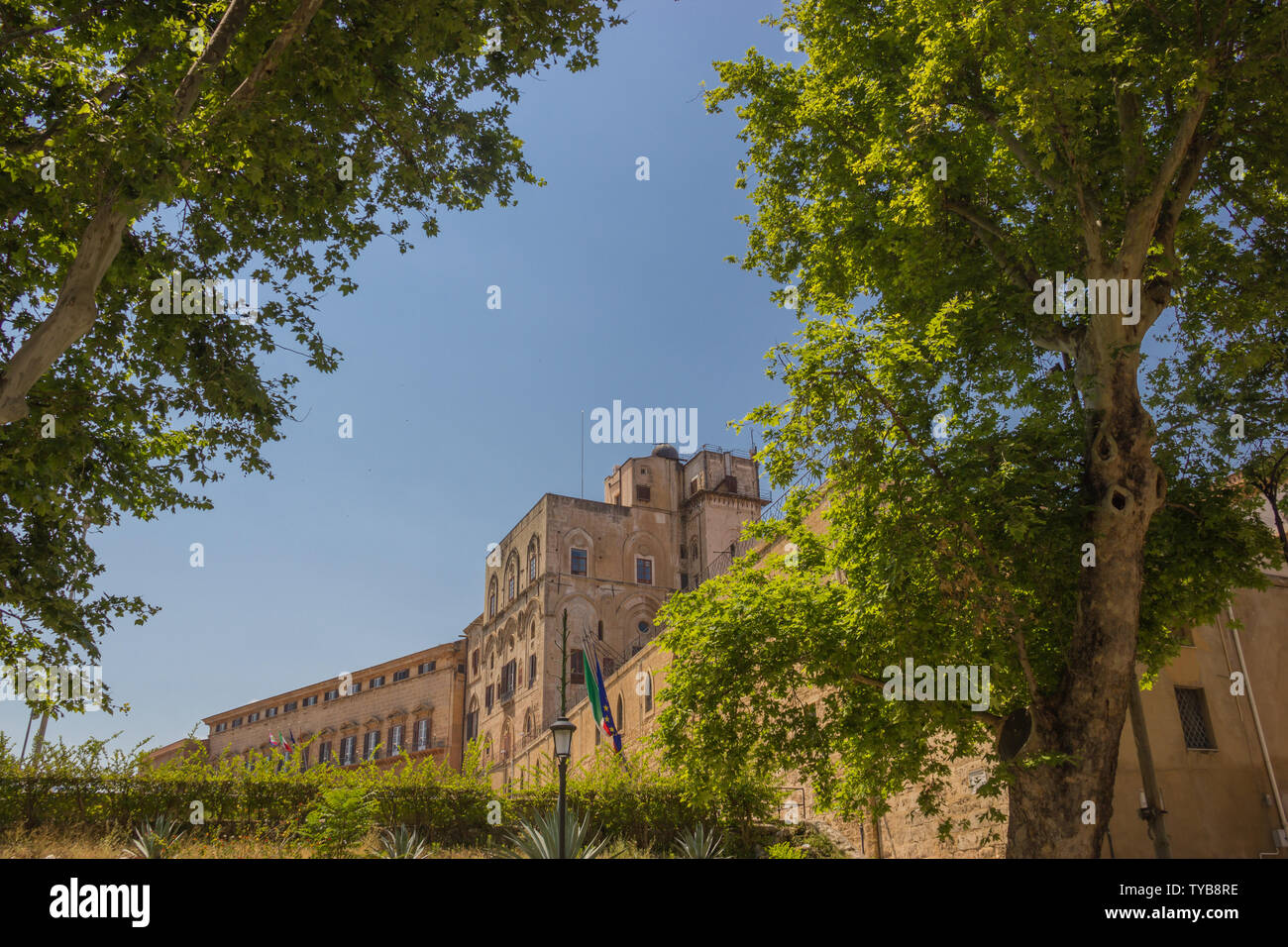 Norman palace de Palerme Sicile, vue du côté de la royal palace complexe avec des arbres du jardin. Banque D'Images