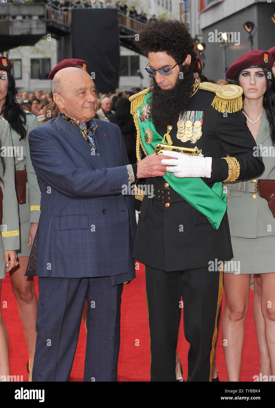 Mohamed Al Fayed et Sacha Baron Cohen, l'acteur anglais que l'AMIRAL GÉNÉRAL Aladeen assister à la première mondiale de 'le dictateur' au Royal Festival Hall de Londres le 10 mai 2012. UPI/Paul Treadway Banque D'Images