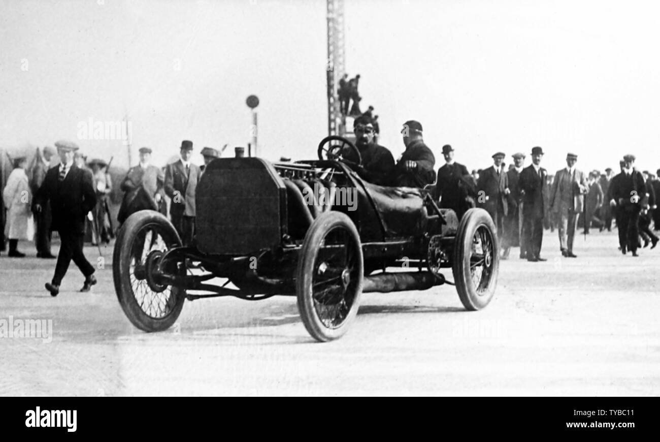Felice Nazzarro conduisant sa voiture de course Fiat à Brooklands race track Banque D'Images