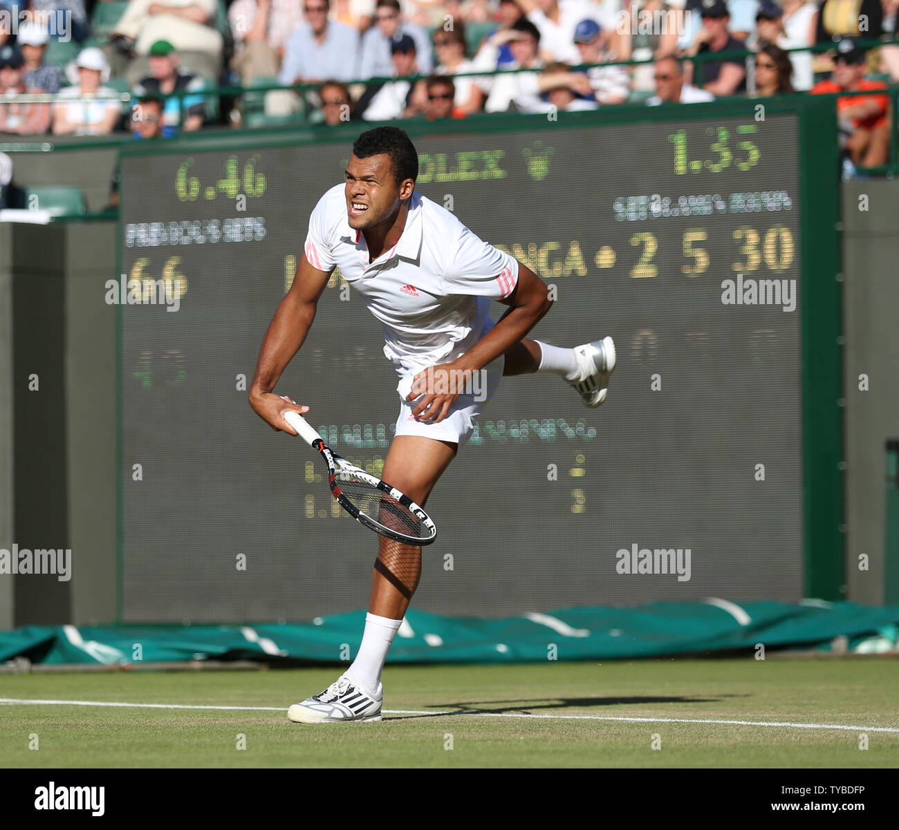 France's Shahar retourne dans son match contre la Slovaquie est Lukas Lacko, le sixième jour de la 2012 de Wimbledon à Londres, le 30 juin 2012. UPI/Hugo Philpott Banque D'Images