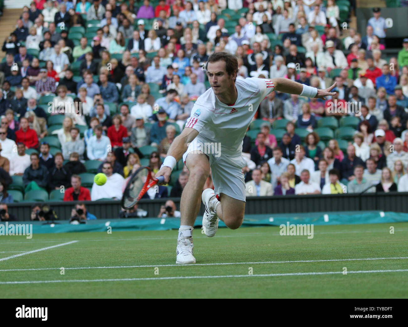 Andy Murray la Grande-Bretagne retourne au cours de son match contre Chypre's Marcus Baghdatis, le sixième jour de la 2012 de Wimbledon à Londres, le 30 juin 2012. UPI/Hugo Philpott Banque D'Images