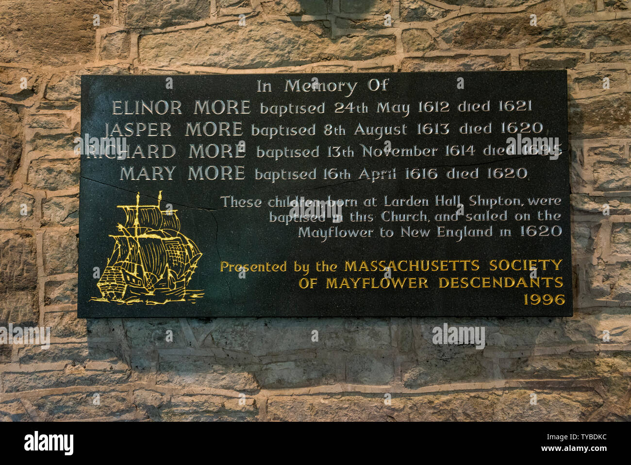 La plaque dans l'ancienne église à Shipton, Shropshire, Angleterre commémorant la famille plus qui ont voyagé sur le Mayflower en 1620. Banque D'Images