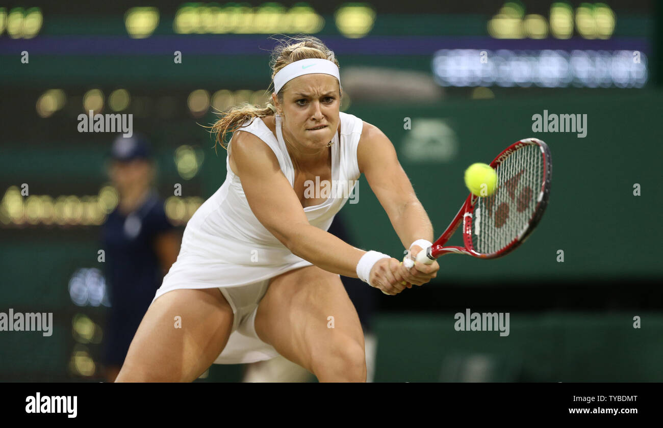 L'Allemagne Sabine Lisicki retourne dans son match contre Angelique Kerber sur le huitième jour de la 2012 de Wimbledon à Londres, le 3 juillet 2012. UPI/Hugo Philpott Banque D'Images