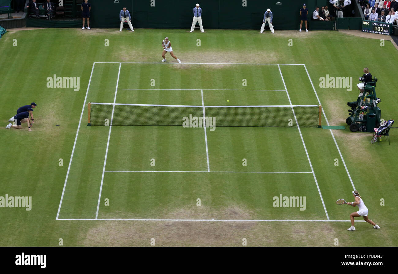 Une vue d'ensemble de la correspondance entre l'Allemagne et l'Allemagne Angelique Kerber Sabine Lisicki le huitième jour de la 2012 de Wimbledon à Londres, le 3 juillet 2012. UPI/Hugo Philpott Banque D'Images