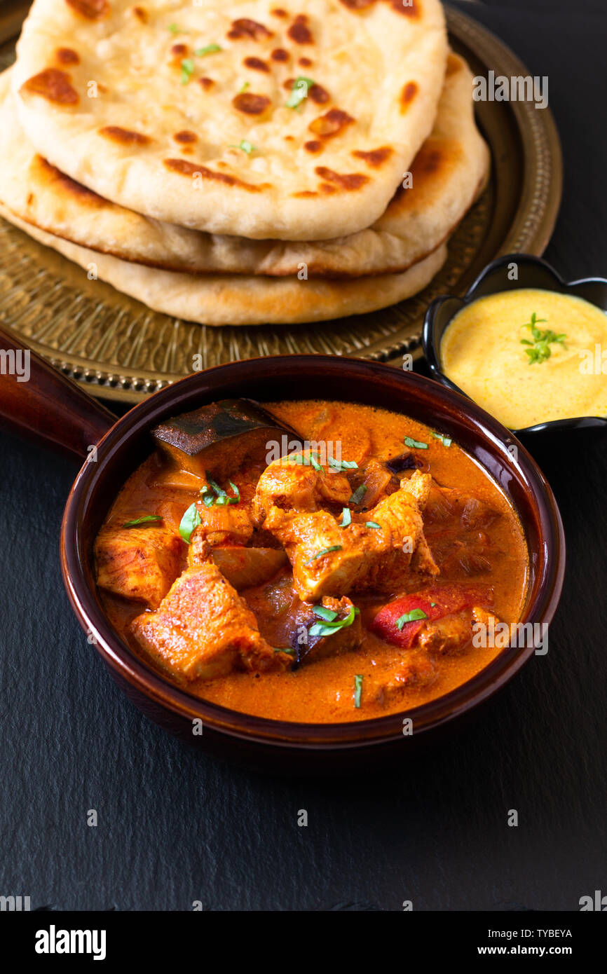 Concept alimentaire poulet Tandoori Masala curry fait maison avec du pain naan et sauce trempette au yogourt avec copie espace Banque D'Images