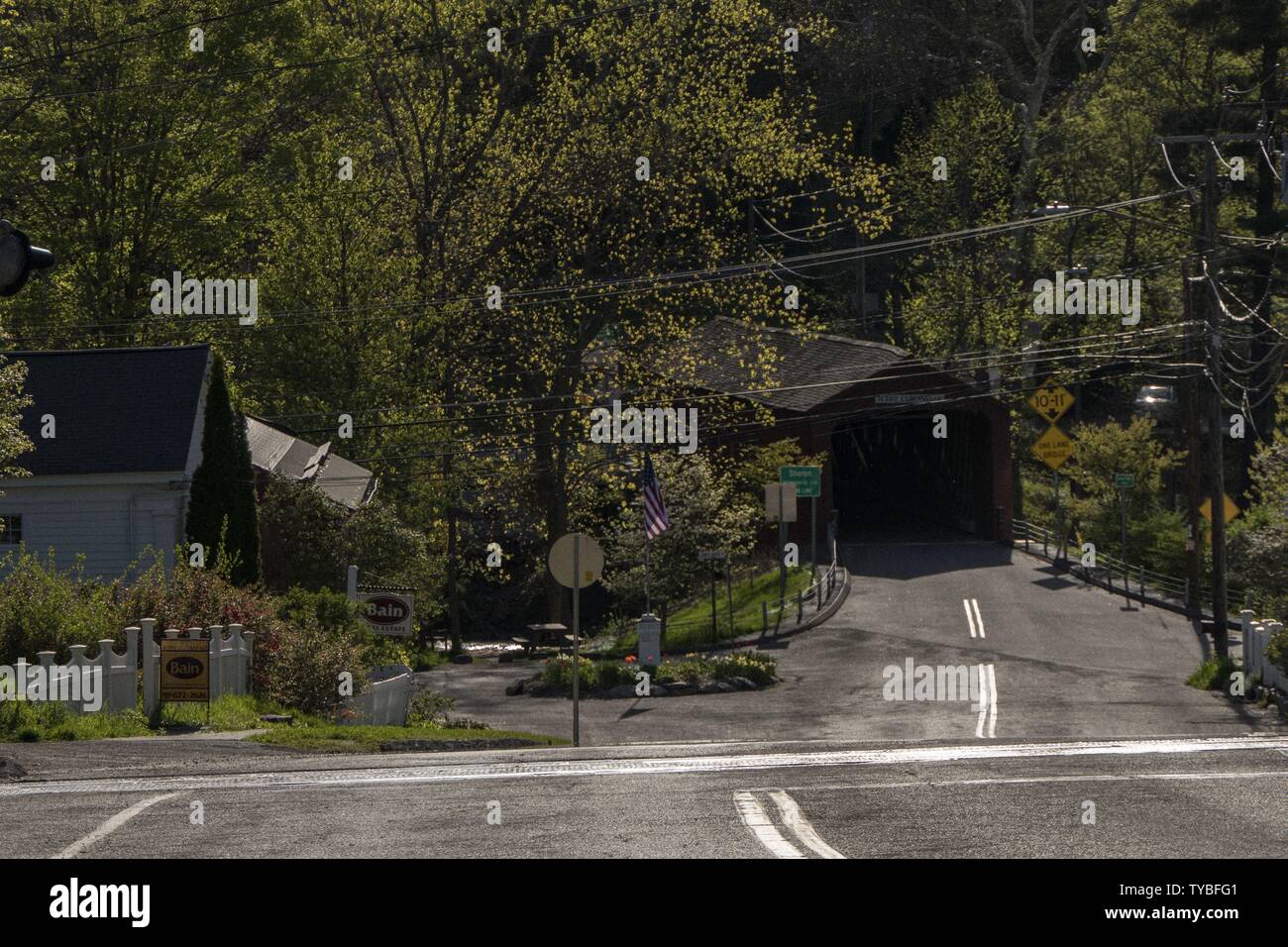 West Cornwall, Connecticut USA Le célèbre pont couvert sur la rivière Housatonic - 2019 | Conditions dans le monde entier Banque D'Images