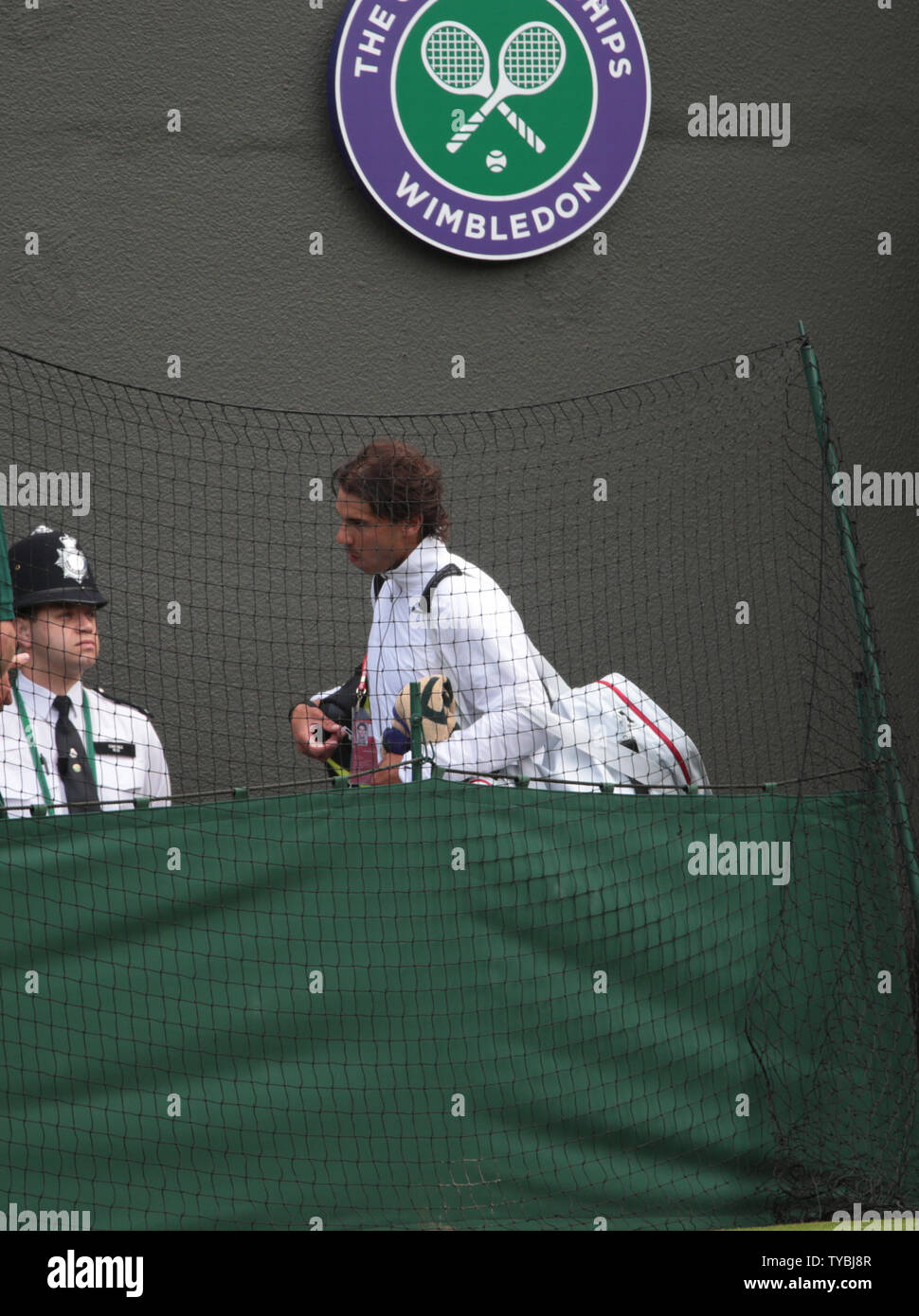 Rafael Nadal l'Espagne quitte le terrain après la défaite de Richard Darcis au premier jour de la 2013 de Wimbledon à Londres le lundi 24 juin 2013. UPI/Hugo Philpott Banque D'Images