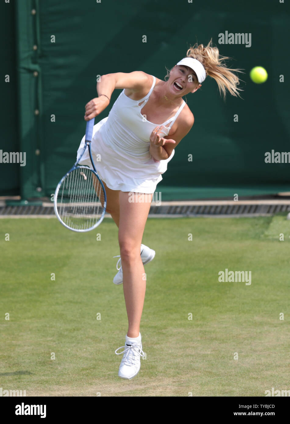 Maria Sharapova revient de la Russie contre le Portugal's Michelle Larcher De Brito sur trois jours de la 2013 de Wimbledon à Londres le 26 juin 2013. UPI/Hugo Philpott Banque D'Images